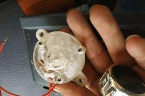 电风扇导致手指受伤的原因是什么？