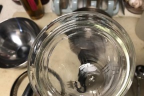 如何解决洗碗机洗出的玻璃杯发白问题（有效方法让您的玻璃杯重现光彩）
