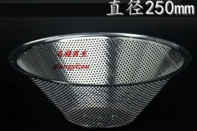 如何清洗抽油烟机的网罩子（轻松解决油烟困扰，为您的家庭健康保驾护航）