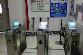 套房门禁显示器拆卸方法是什么？
