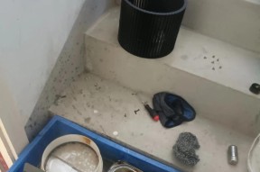 如何清洗油烟机内部油盒（简便有效的清洁方法）