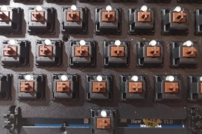 键盘空格双弹簧的作用是什么？它如何影响打字体验？