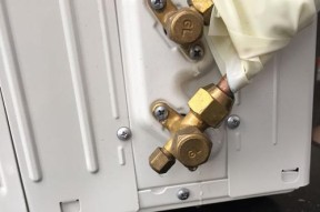 空调外机滴水问题解析（为什么会滴水？如何进行维修？）