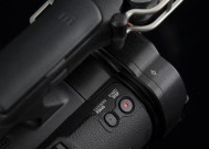 索尼vg30e电池取出方法是什么？