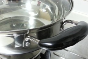电磁炉开锅后油变黑怎么办（解决办法）