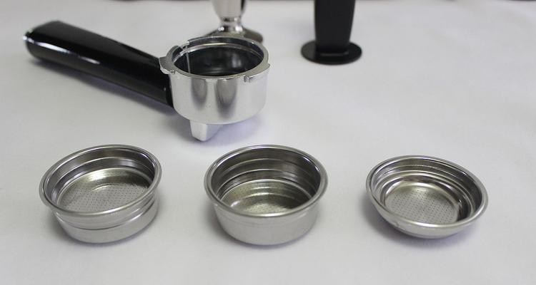如何正确处理咖啡机粉碗（妙招教你轻松清理咖啡渣）  第3张