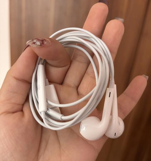 iPhone 13是否配备耳机孔？购买前需了解的真相是什么？  第1张