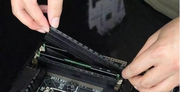 技嘉主板内存条安装正确方法？拔插内存条注意事项有哪些？  第1张