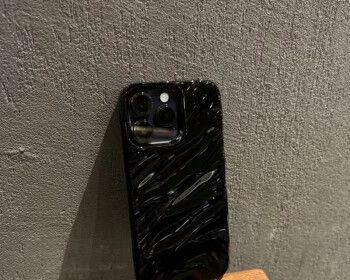 黑色苹果手机壳透明款的设计特点是什么？这种手机壳的材质和功能如何？  第3张