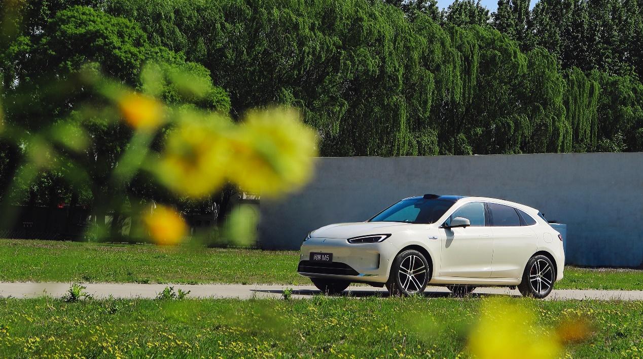 高考后学车潮来临！智能 SUV 问界新 M5 Ultra 成年轻人购车优选  第1张