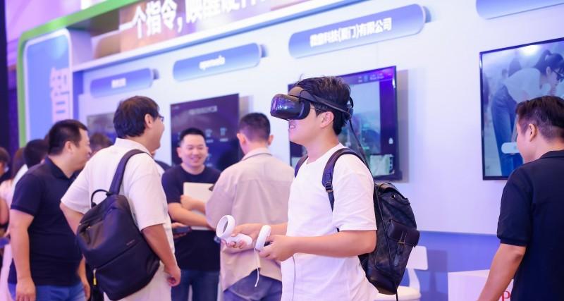 DPVR AI 眼镜亮相百度云大会  第1张
