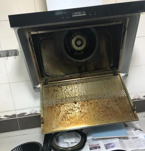 如何清洗抽油烟机上的油泥（简单有效的清洁方法与技巧）  第2张