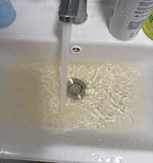 解决热水器水有异味的有效方法（消除热水器水中异味，享受清洁的热水体验）  第2张