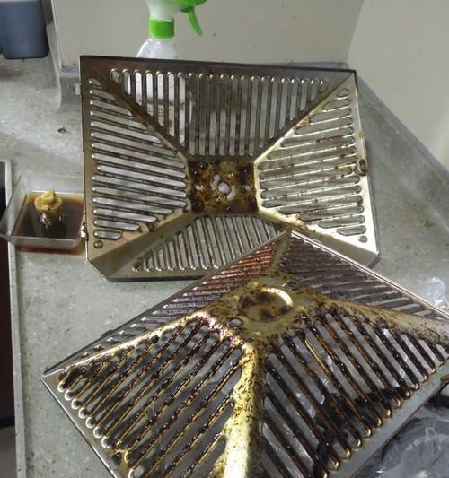 侧门油烟机清洗方法大揭秘（如何正确清洗侧门油烟机，让厨房恢复清新）  第2张