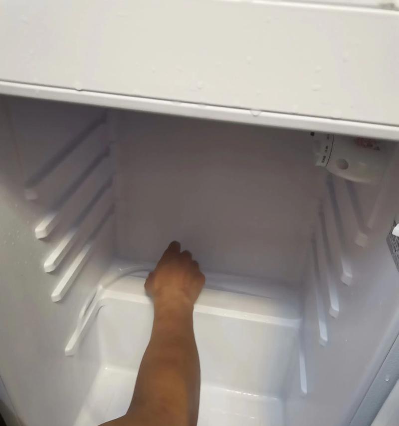 如何正确清理冰柜（保持冰柜清洁）  第2张