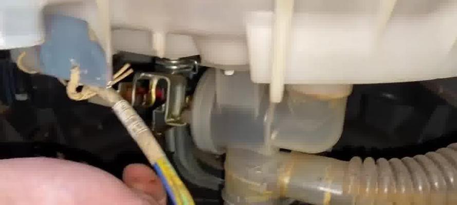 小天鹅洗衣机漏水问题的原因和解决办法（小天鹅洗衣机漏水问题的解决办法）  第2张